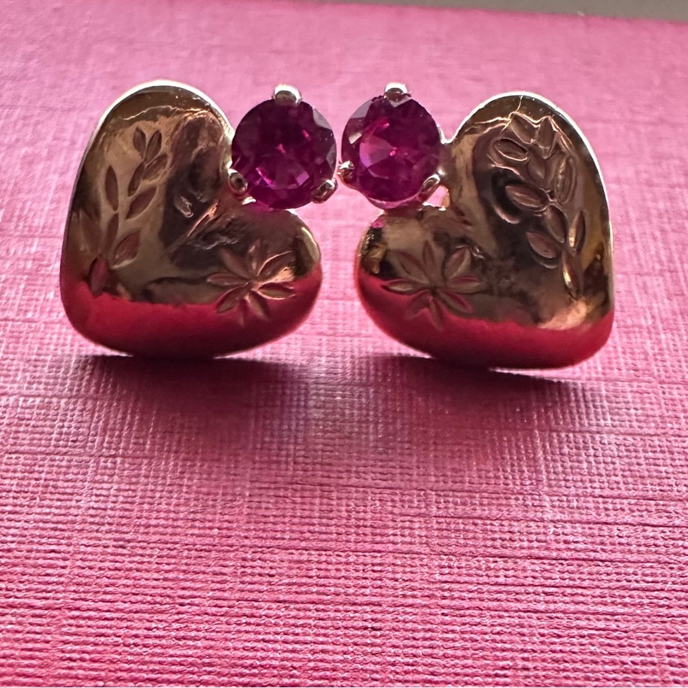 Vintage 18k solid gold earrings with Genuine Ruby & etched detailing - Picture 2 of 16